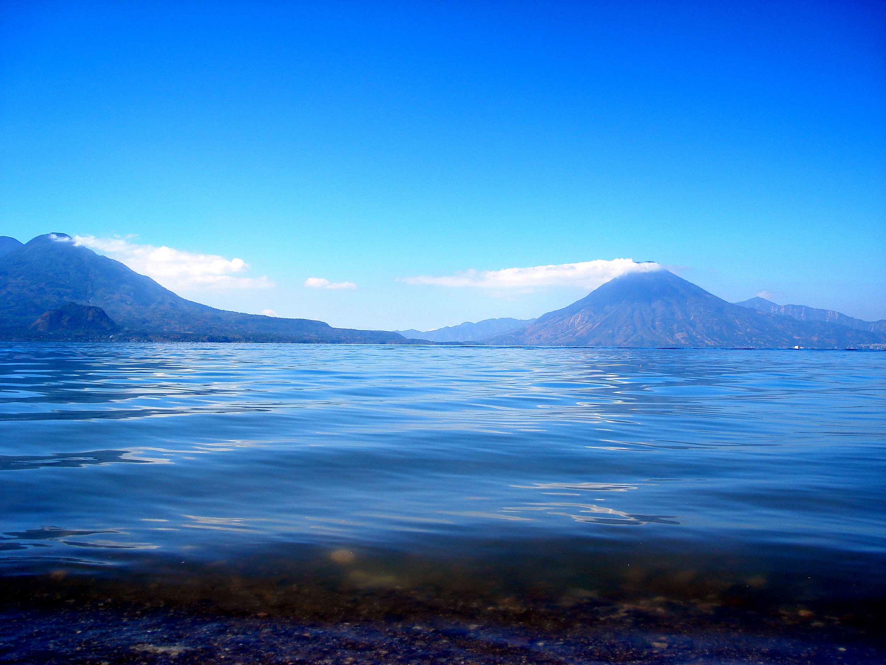 El lago rodeado de volcanes