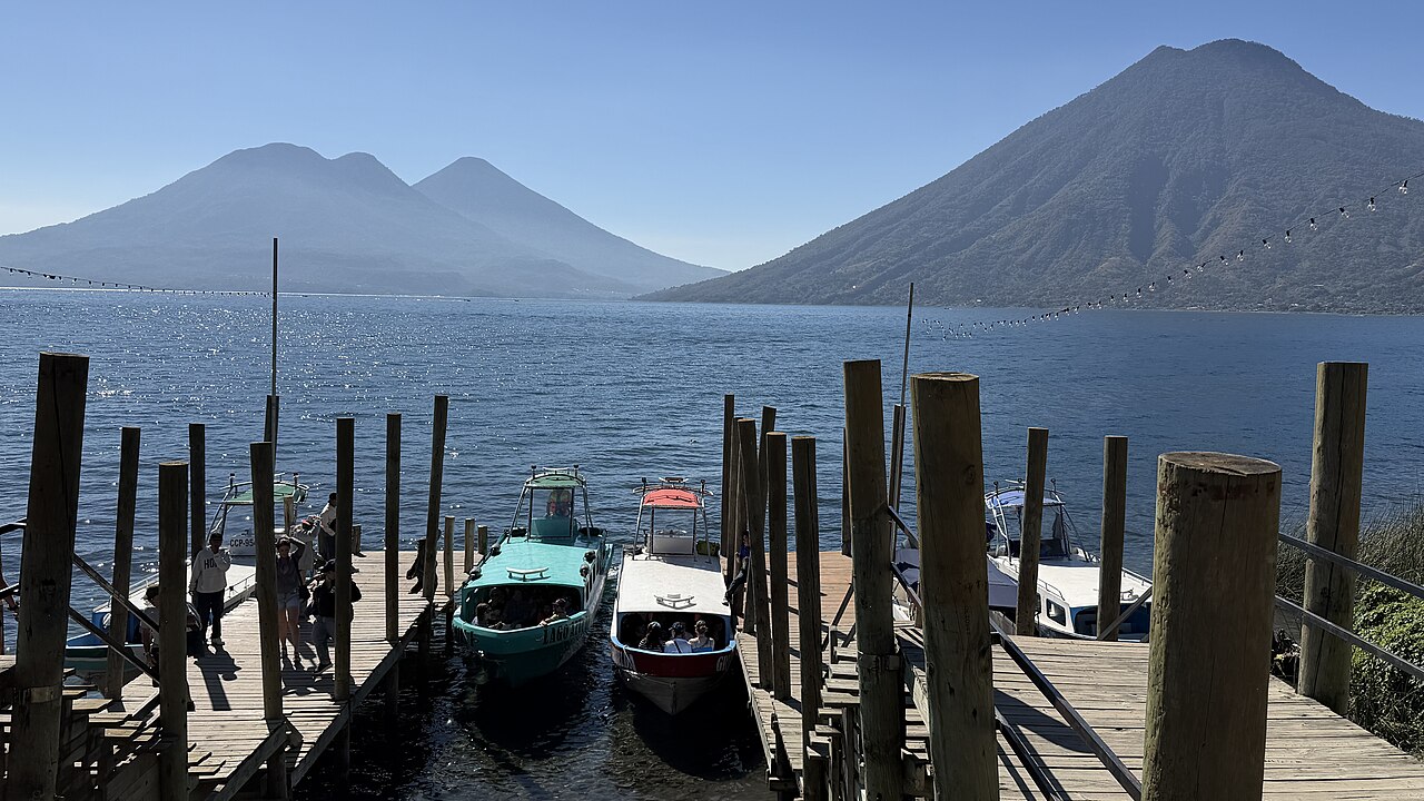 Banner panorámico del Lago de Atitlán y sus volcanes